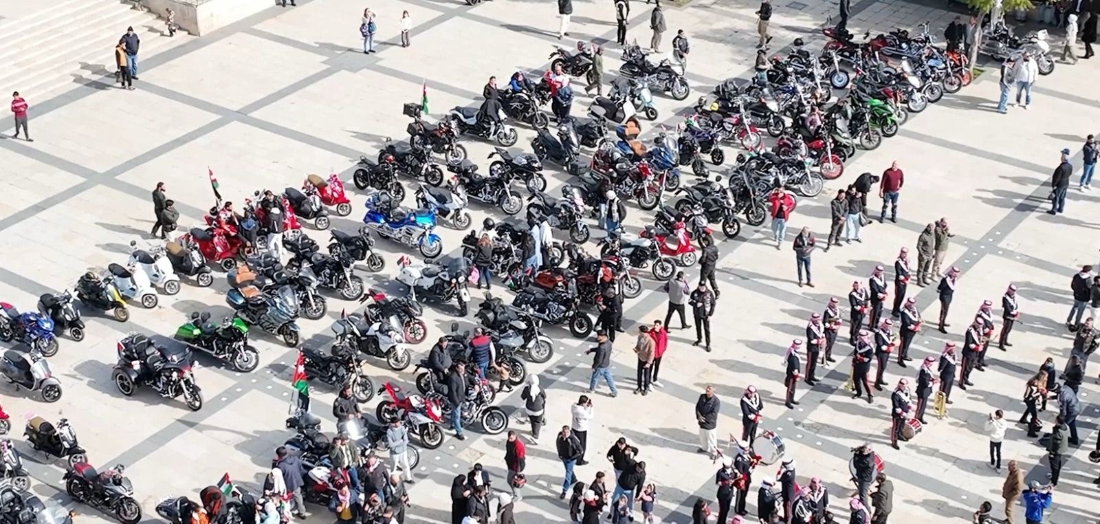 (بالفيديو) مسيرة ضخمة انطلقت من الشركة وجابت شوارع عمّان.. زين تحتفي بالعيد الرابع والستين لميلاد جلالة الملك