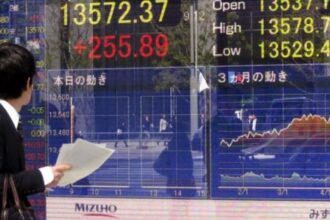  الأسهم الآسيوية ترتفع والدولار يتراجع وسط مخاطر عالمية