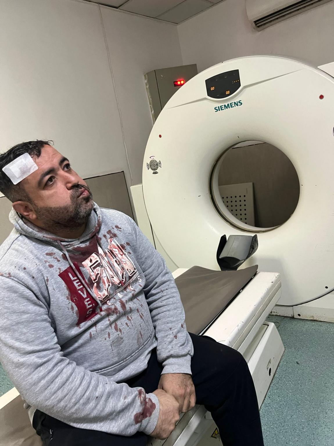 صورة حول : الاعتداء على الزميل الصحفي فيصل التميمي بالزرقاء من قبل ملثمين أمام زوجته وأطفاله "فيديو" الاعتداء على الزميل الصحفي فيصل التميمي بالزرقاء من قبل ملثمين أمام زوجته وأطفاله "فيديو"