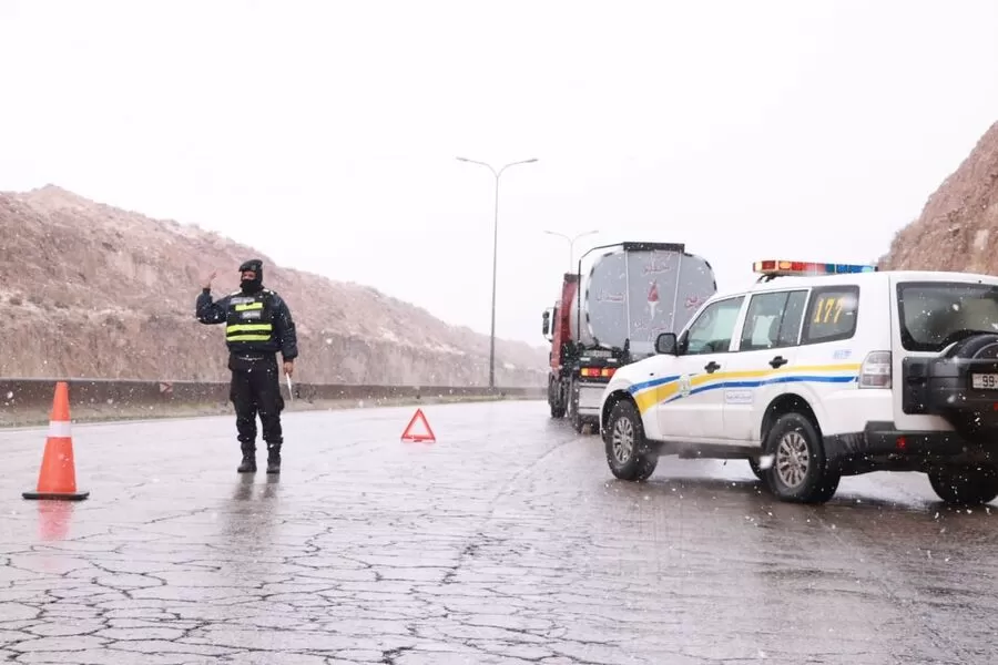 صورة حول : الأمن العام يحذر من مخاطر المنخفض الجوي الأمن العام يحذر من مخاطر المنخفض الجوي