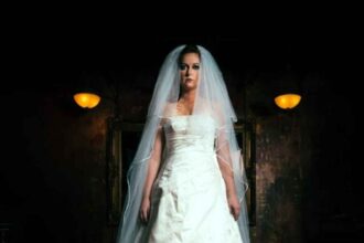 اختناق وعنف.. مقتل العروس ووضع جثتها في حقيبة فستان الزفاف