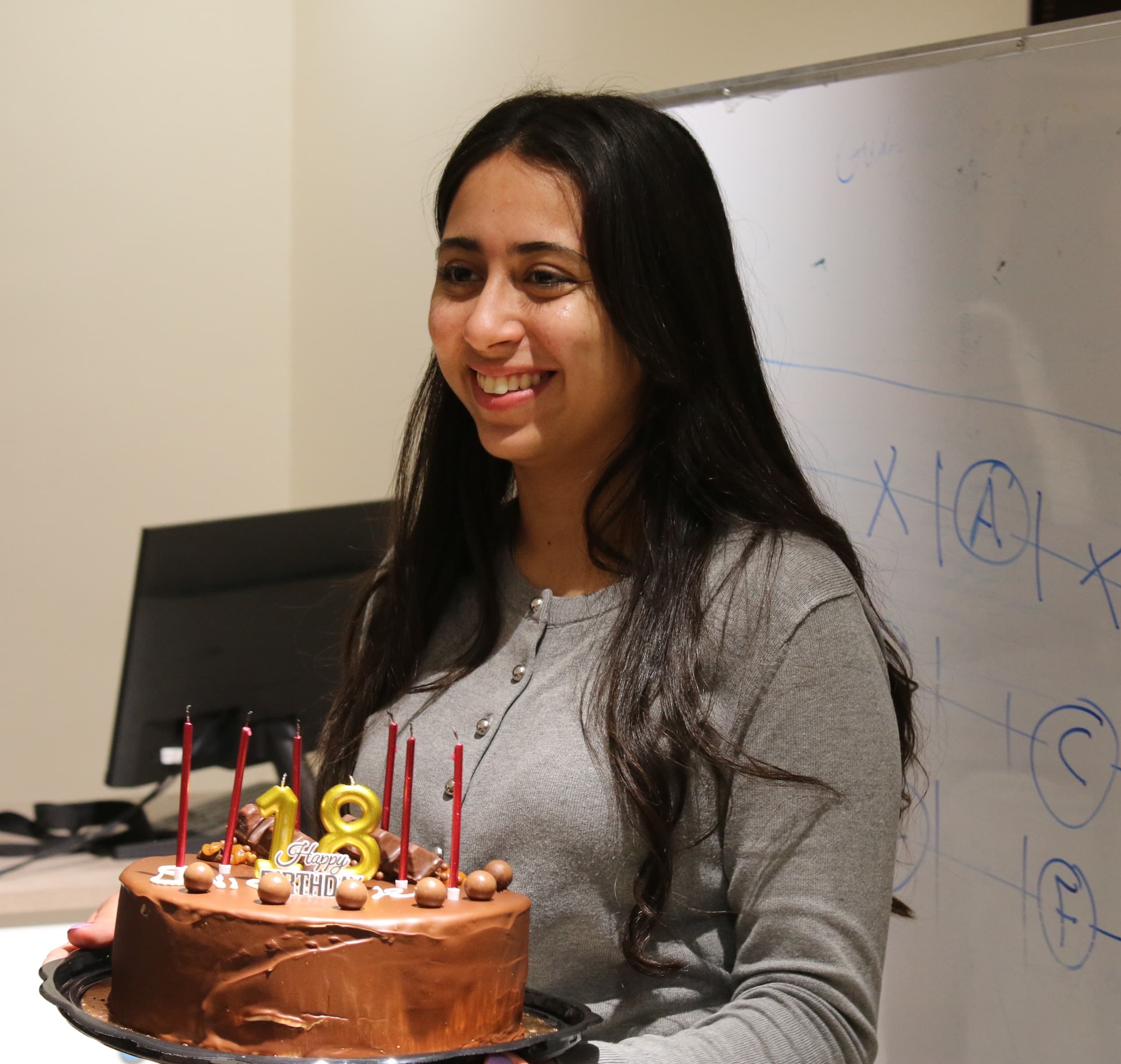 فرح أبو قاعود تحتفل بعيد ميلادها الثامن عشر