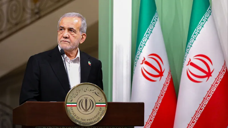 الرئيس الإيراني يوجه ببدء محادثات نووية مع أميركا