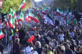 الرئيس الإيراني : قاموا بتمويل بعض الجبناء 