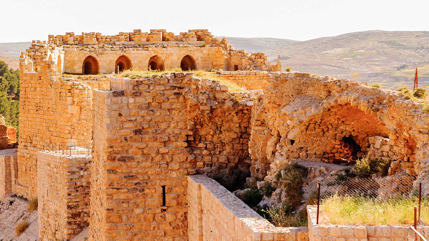 رئيس الوزراء: إعادة ترميم سور قلعة الكرك ضمن خطة شاملة