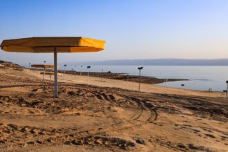 تطوير شامل لشاطئ البحر الميت استعداداً لعيد الفطر