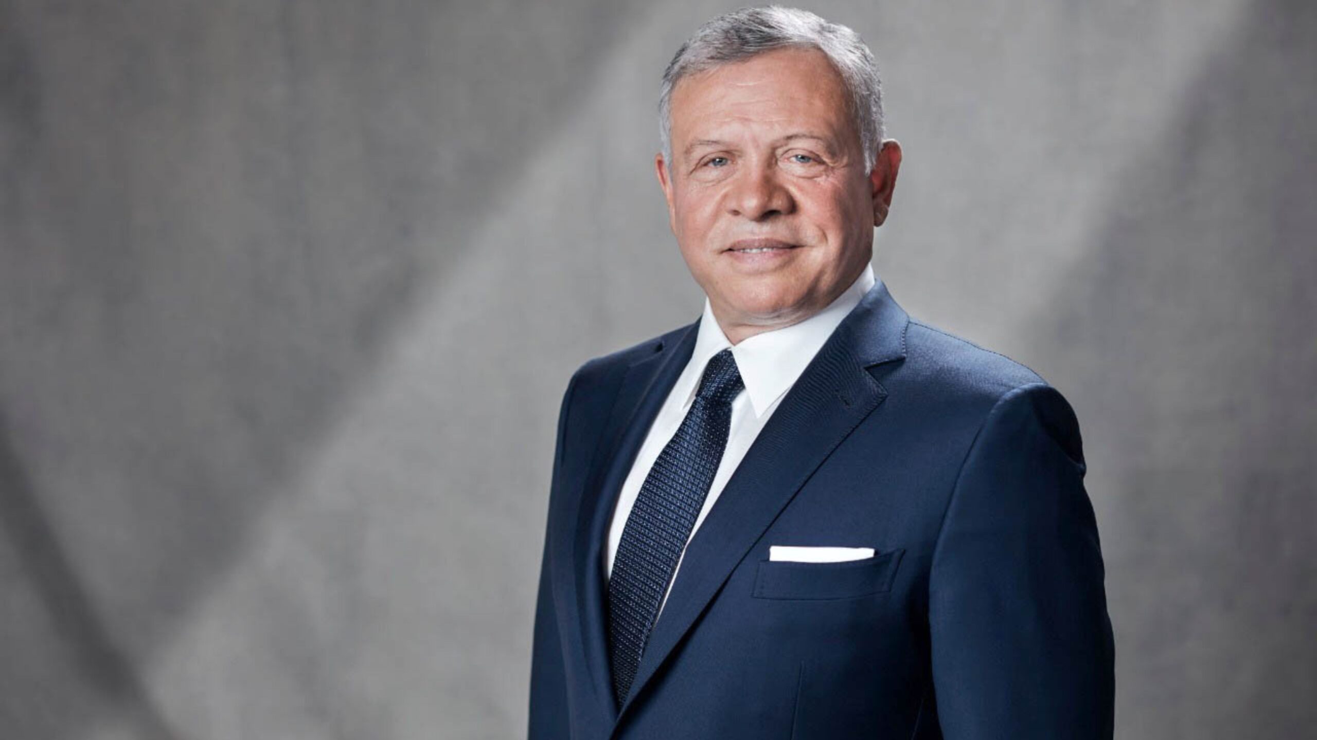 صورة حول : الملك يغادر الأردن والأمير فيصل يؤدي اليمين الدستورية الملك يغادر الأردن والأمير فيصل يؤدي اليمين الدستورية