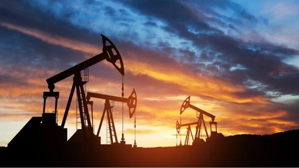 النفط يواصل الصعود مع تصاعد التوتر بين الولايات المتحدة وإيران