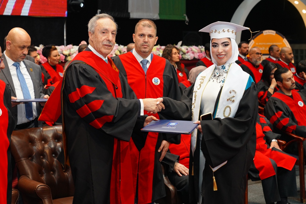 بالصور ... دولة الكباريتي يرعى اليوم الأول لإحتفال عمان الأهلية بتخريج طلبتها للفصل الأول من الفوج 33