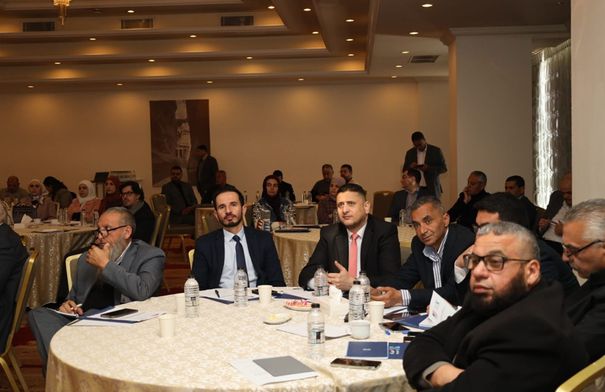 صورة حول : الحيصة يفتتح ورشة لإعادة توزيع المياه في وادي الأردن الحيصة يفتتح ورشة لإعادة توزيع المياه في وادي الأردن