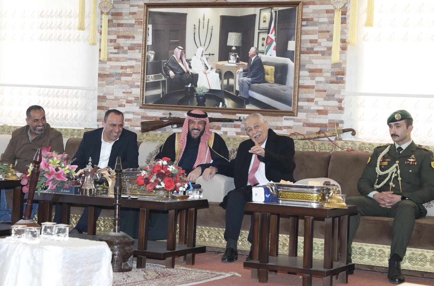 **مندوبا عن الملك وولي العهد… العيسوي يعزي عشيرتي الحويان وأبو الريش**