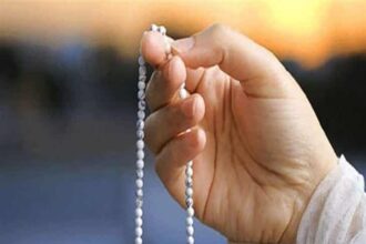 هل استخدام المسبحة أثناء التسبيح جائز شرعًا؟