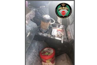 ضبط سائق يدخن الأرجيلة أثناء القيادة بالعاصمة