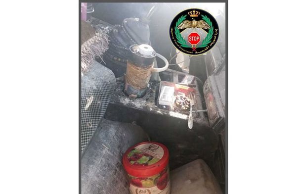 صورة حول : ضبط سائق يدخن الأرجيلة أثناء القيادة بالعاصمة ضبط سائق يدخن الأرجيلة أثناء القيادة بالعاصمة