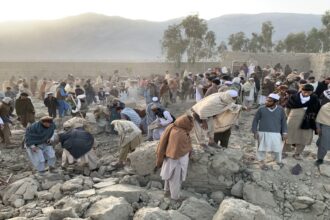 غارات باكستانية على الحدود مع أفغانستان تقتل العشرات بينهم نساء وأطفال