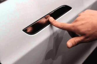 الصين تحظر مقابض الأبواب المخفية في السيارات لهذا السبب