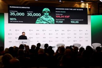 زيلينسكي يطلب وقف إطلاق النار قبل الانتخابات