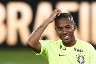 روبينيو يقود فريق كرة قدم داخل السجن