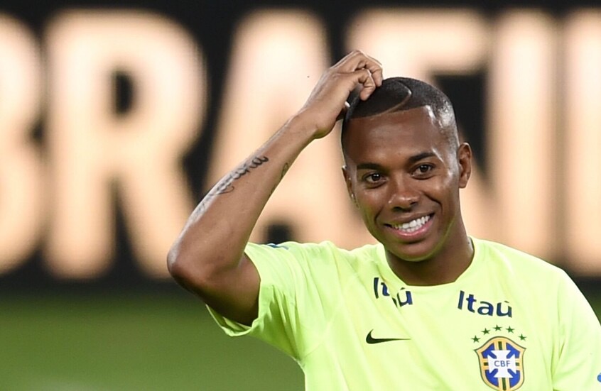 روبينيو يقود فريق كرة قدم داخل السجن