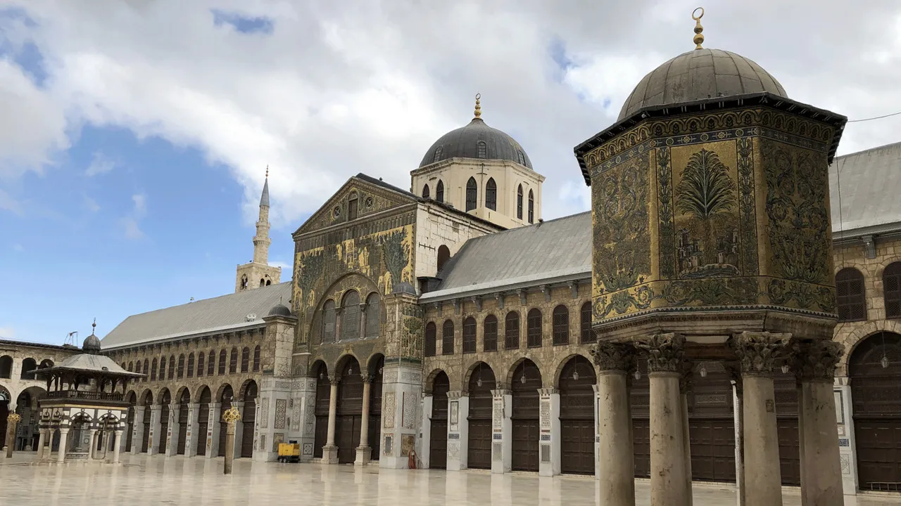 25 عاماً من الأذان في الجامع الأموي.. حكاية صوت توارثه الآباء