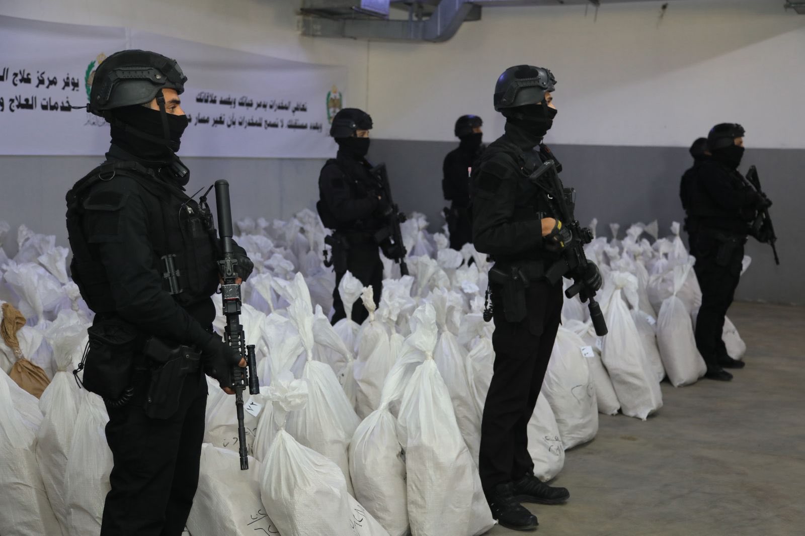 عاجل| إتلاف ما يقارب من نصف طن مخدرات و١٢ مليون حبة مخدرة