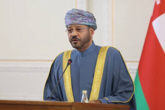 وزير خارجية عمان: إيران توافق على عدم الاحتفاظ بمخزون اليورانيوم المخصب