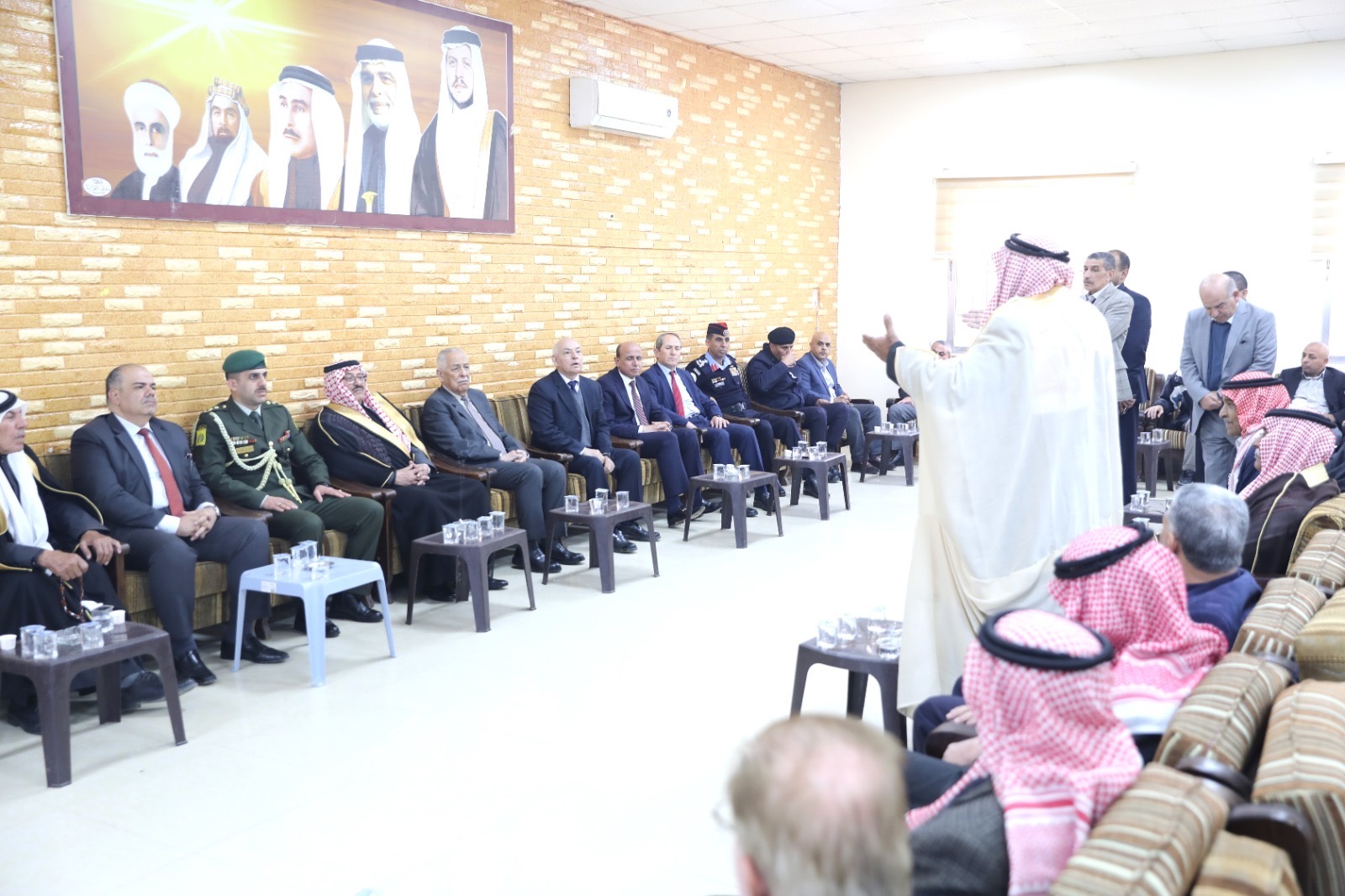 *العيسوي ينقل تعازي الملك وولي العهد إلى عشائر العمرو وآل دنديس*