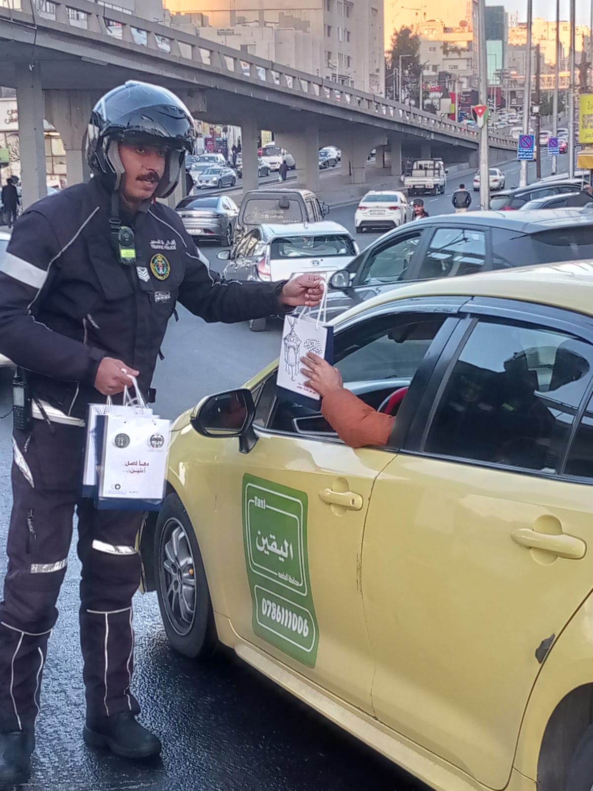 السير توزع هدايا توعوية بصويلح قبيل الإفطار