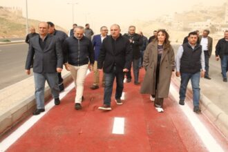 الشواربة يفتتح شارع وممشى الرحاب في منطقة النصر