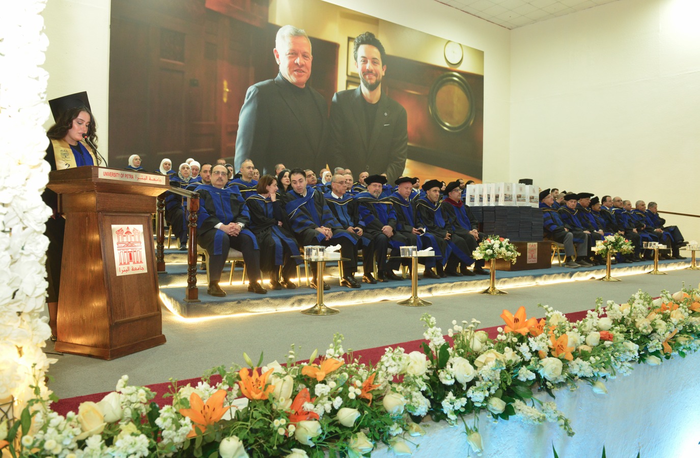 صورة حول : جامعة البترا تحتفل بتخريج الفصل الأول من الفوج الثاني والثلاثين وتحتفي بنجاح خريجيها جامعة البترا تحتفل بتخريج الفصل الأول من الفوج الثاني والثلاثين وتحتفي بنجاح خريجيها