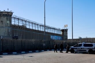 تحذير من تدهور أوضاع أسرى في سجن الرملة