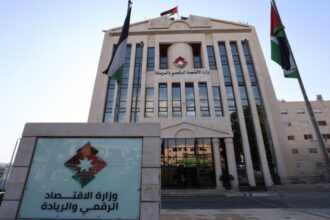 وزارة الاقتصاد الرقمي تطلق خدمة براءة الذمة المالية إلكترونيًا في 104 بلديات