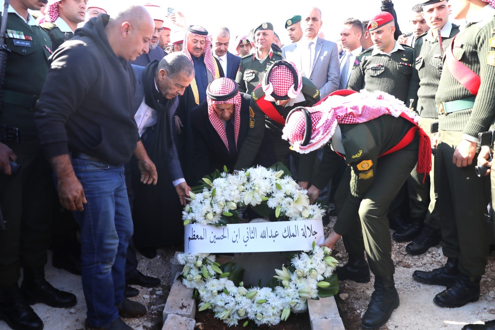 مندوبا عن الملك وولي العهد... العيسوي يشارك في تشييع جثمان رئيس الوزراء الاسبق أحمد عبيدات