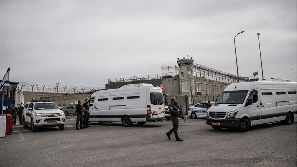 حركة حماس: التنكيل بأسرى سجن عوفر جريمة حرب