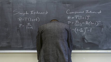 اعتقال معلم مرشح "معلم العام" لمحاولته استغلال قاصر وطلب افعال جنسية في كاليفورنيا