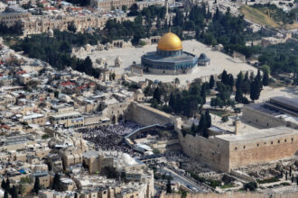 مستشار محافظ القدس: الاحتلال يُغلق الأقصى ويُخرج المصلين