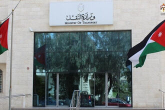 النقل تبحث توسيع خدمات النقل للمدن الصناعية