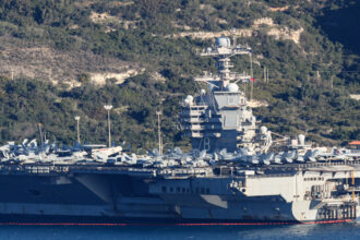 وصول أكبر حاملة طائرات أميركية إلى جزيرة كريت