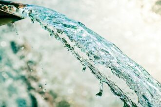 وزير المياه يوقع عقد شراكة مع فيوليا لتحسين خدمات المياه في الشمال