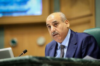 عاجل- رئيس النواب يحذر من التسلل أثناء الجلسة واللي مش عاجبه يغادر الجلسة "فيديو "