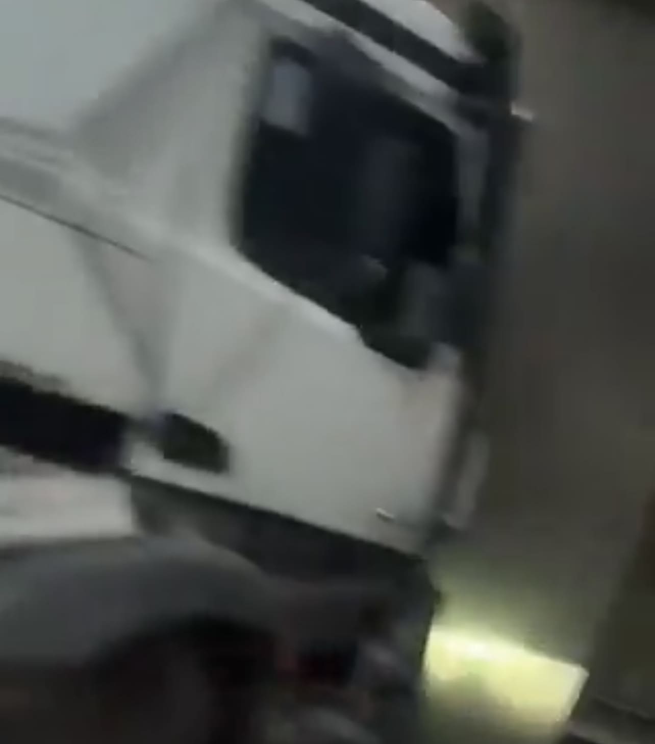 عاجل | تدهور تريلا عند جسر الفردوس