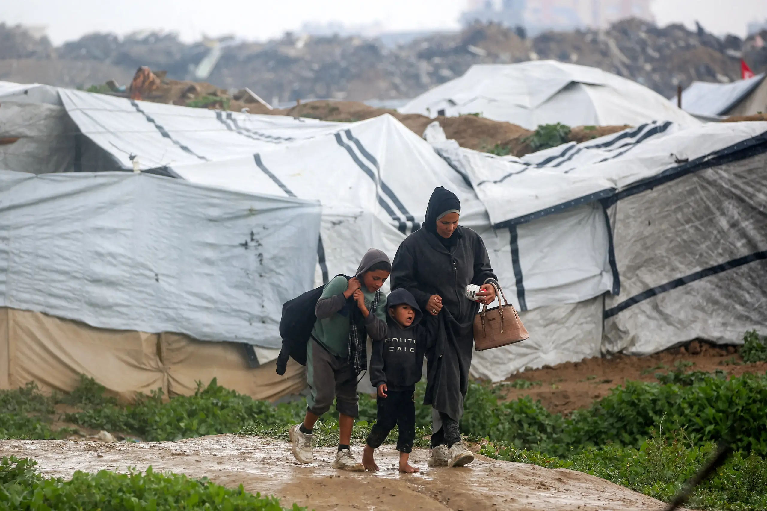 شهيد ومصابون بقصف إسرائيلي جنوب غزة وتفاقم المعاناة الإنسانية مع الأمطار