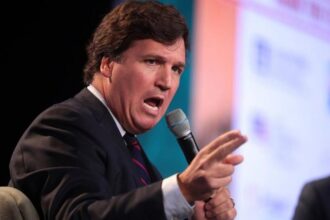 احتجاز أم إجراء روتيني؟ جدل حول رواية تاكر كارلسون في مطار بن غوريون