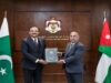 السفير الباكستاني يقدم أوراق اعتماده في الأردن