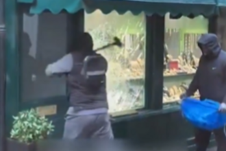 سطو بالمطارق على متجر مجوهرات بلندن