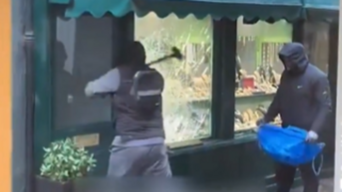 سطو بالمطارق على متجر مجوهرات بلندن