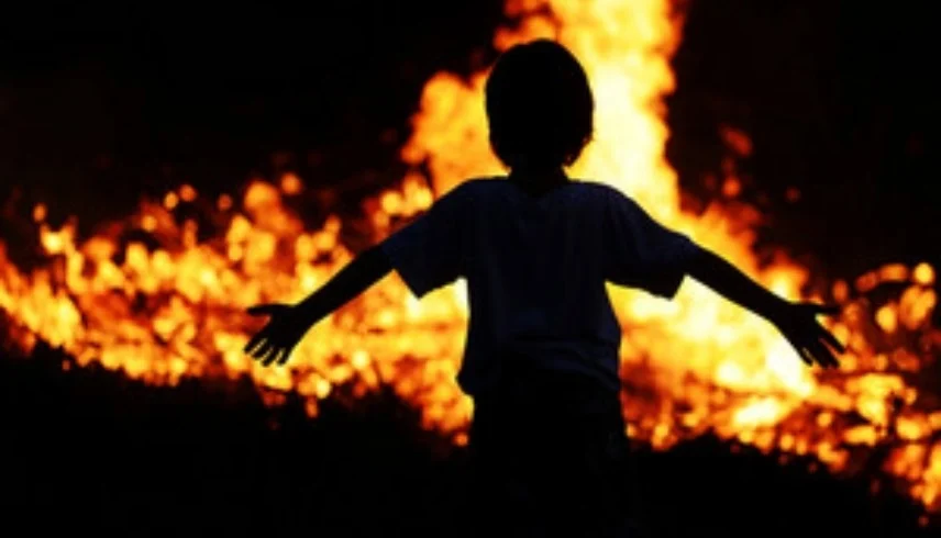 أب وزوجته يحرقان طفلتهما داخل منزلها… والنيابة تحقق