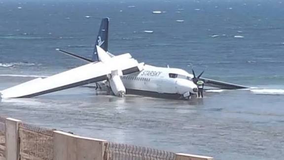 نجاة جميع ركاب طائرة بعد هبوط اضطراري قرب مطار مقديشو