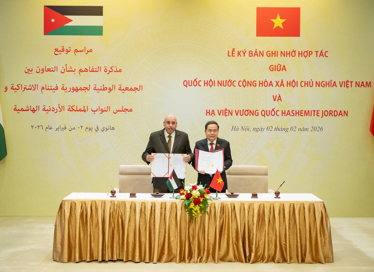 صورة حول : القاضي ورئيس الجمعية الوطنية الفيتامي يبحثان سبل التعاون البرلماني القاضي ورئيس الجمعية الوطنية الفيتامي يبحثان سبل التعاون البرلماني