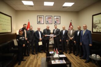 المركزية كنج لونج الأردن تسلّم جامعة الشرق الأوسط خمس حافلات حديثة